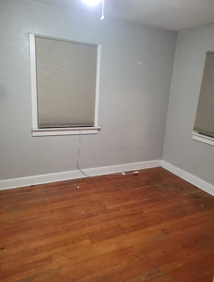 802 S Park St - Photo 6 of 8