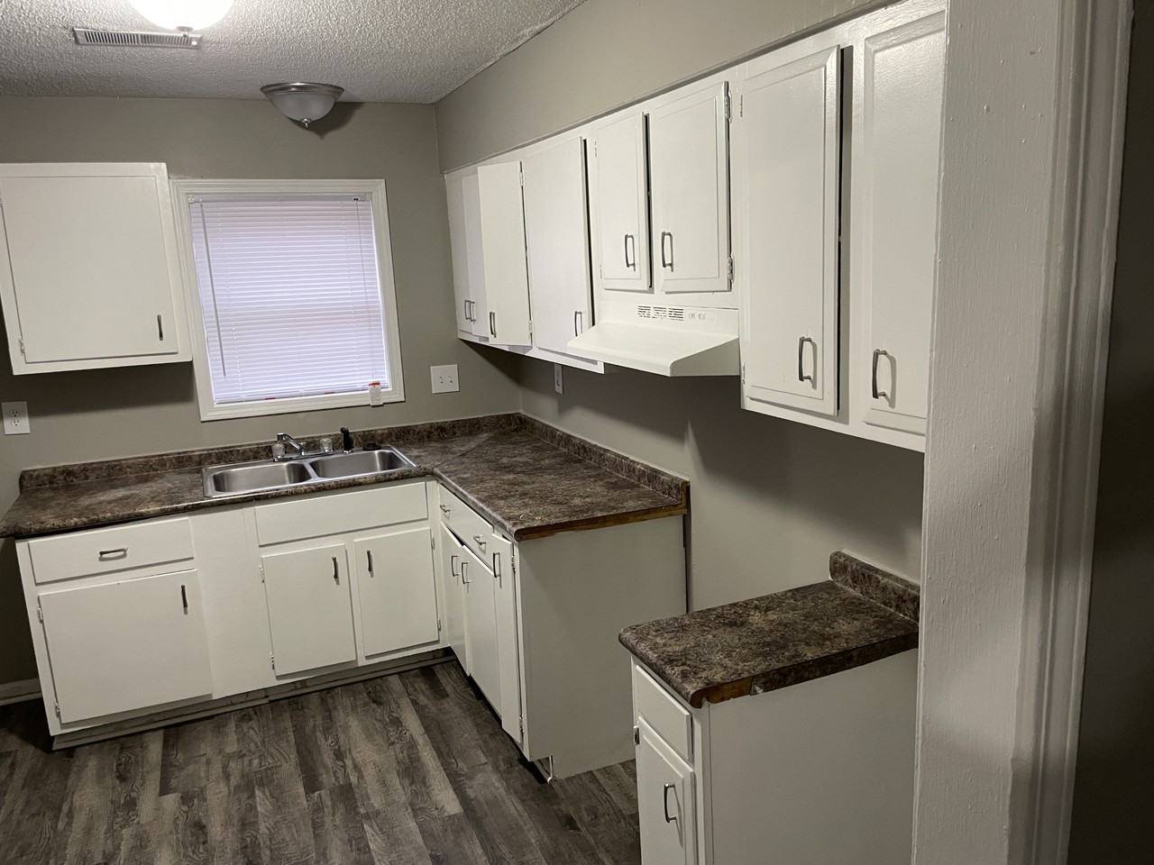 2931 Morningview Dr - Photo 3 of 11