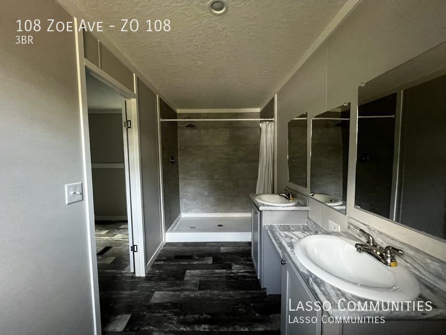 108 Zoe Ave - Photo 3 of 6