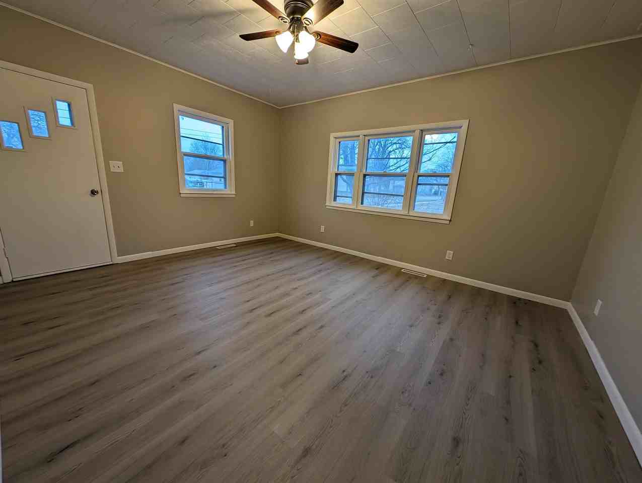 301 6th Ave Sw #1 - Photo 4 of 10