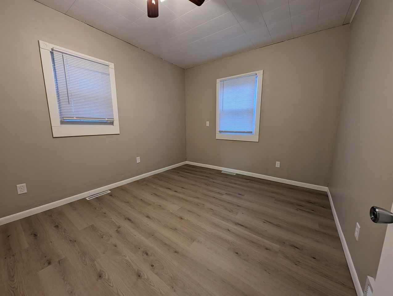 301 6th Ave Sw #1 - Photo 5 of 10