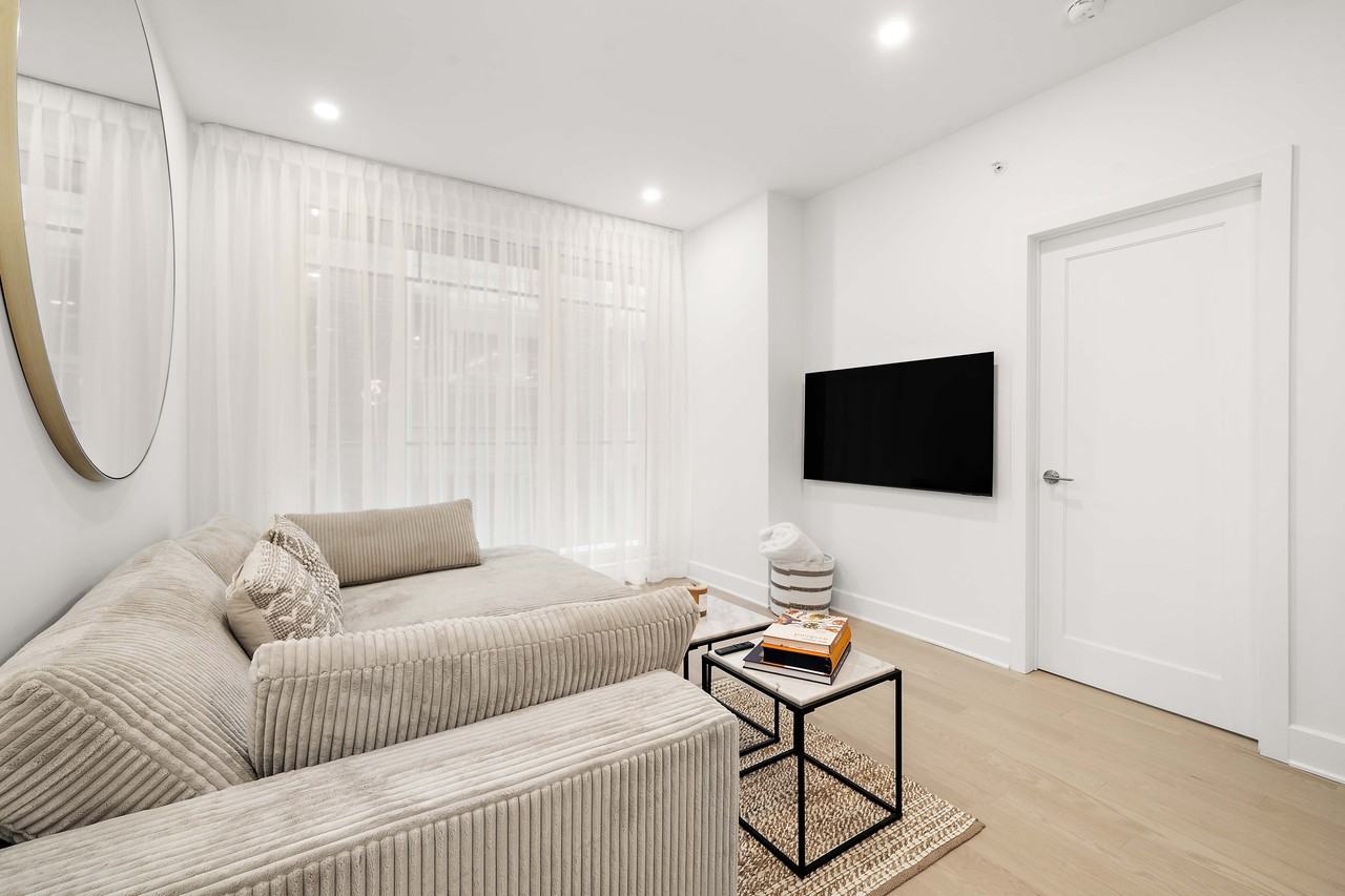 1051 Rue de la Montagne #504 - Photo 3 of 16