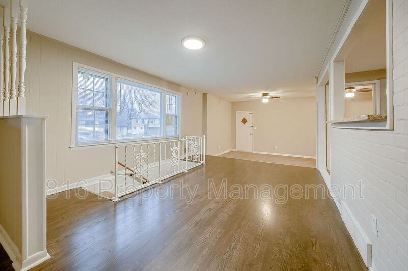 3828 E 72nd Ter - Photo 3 of 24