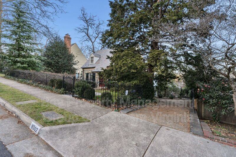 6002 Grove Dr - Photo 2 of 40