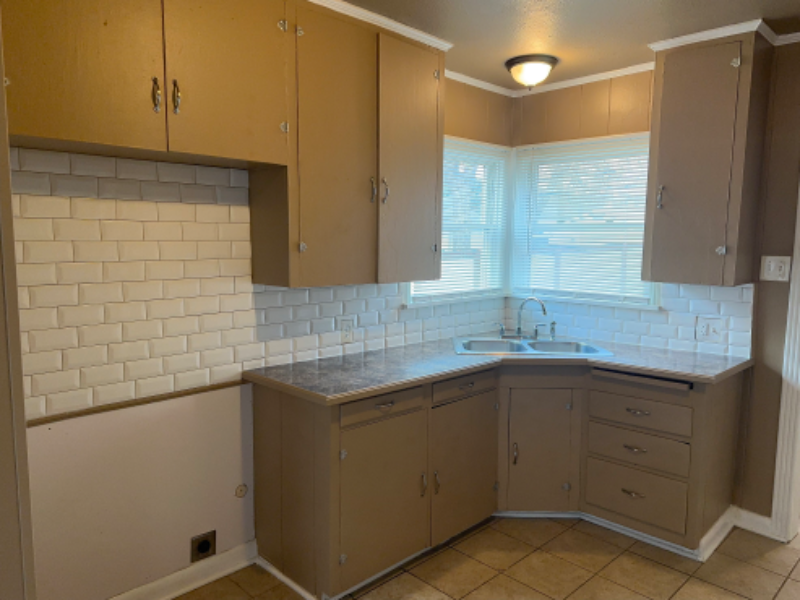 1013 Colvin St - Photo 3 of 9