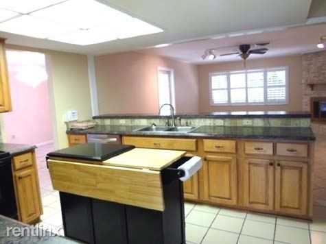 5470 Bayshore Dr - Photo 3 of 10