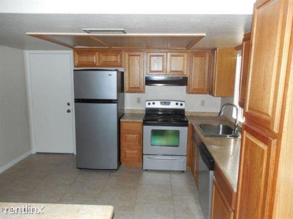 16470 N 62nd Ave - Photo 3 of 10