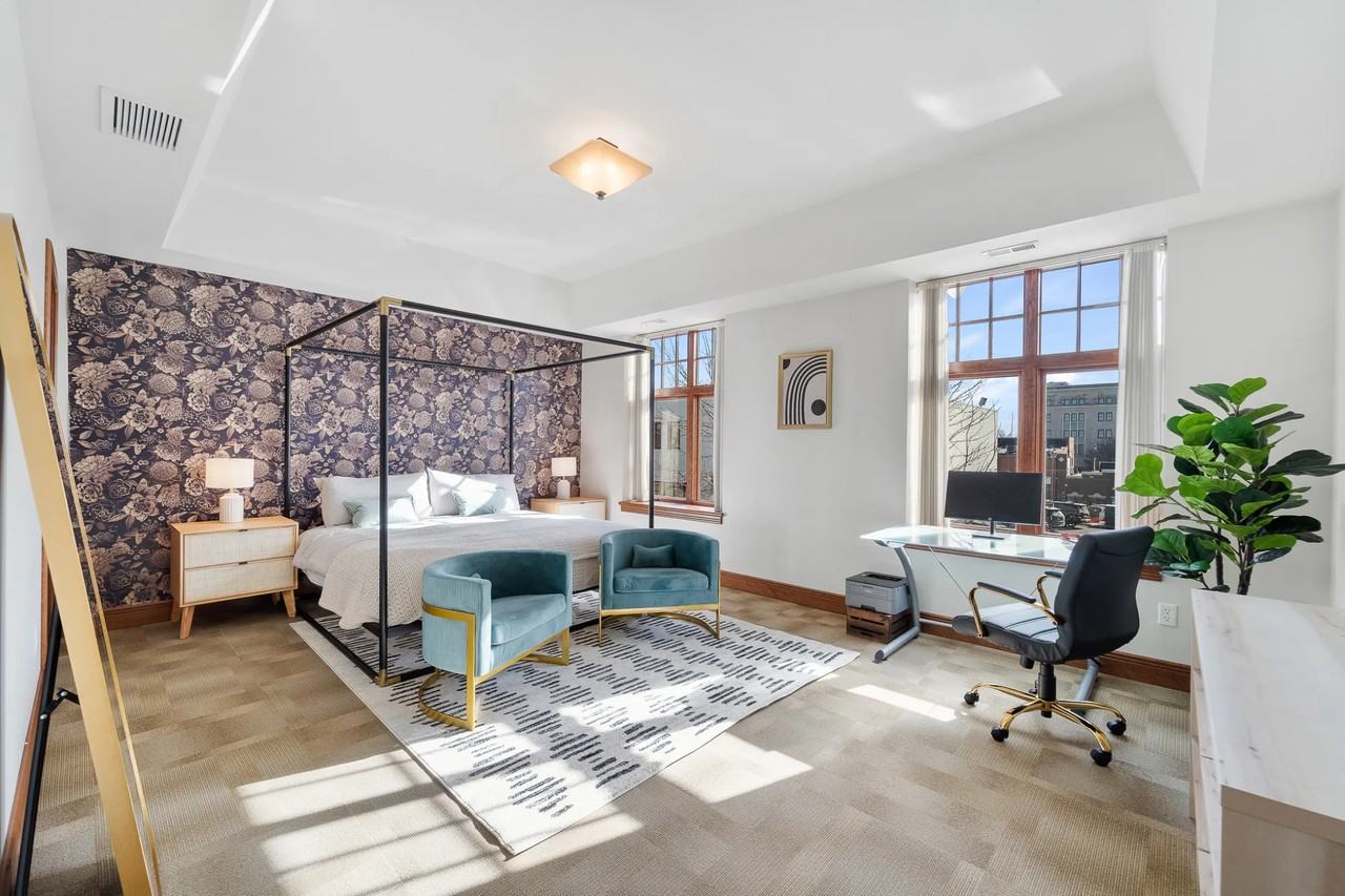 201 E Adams St - Photo 3 of 31