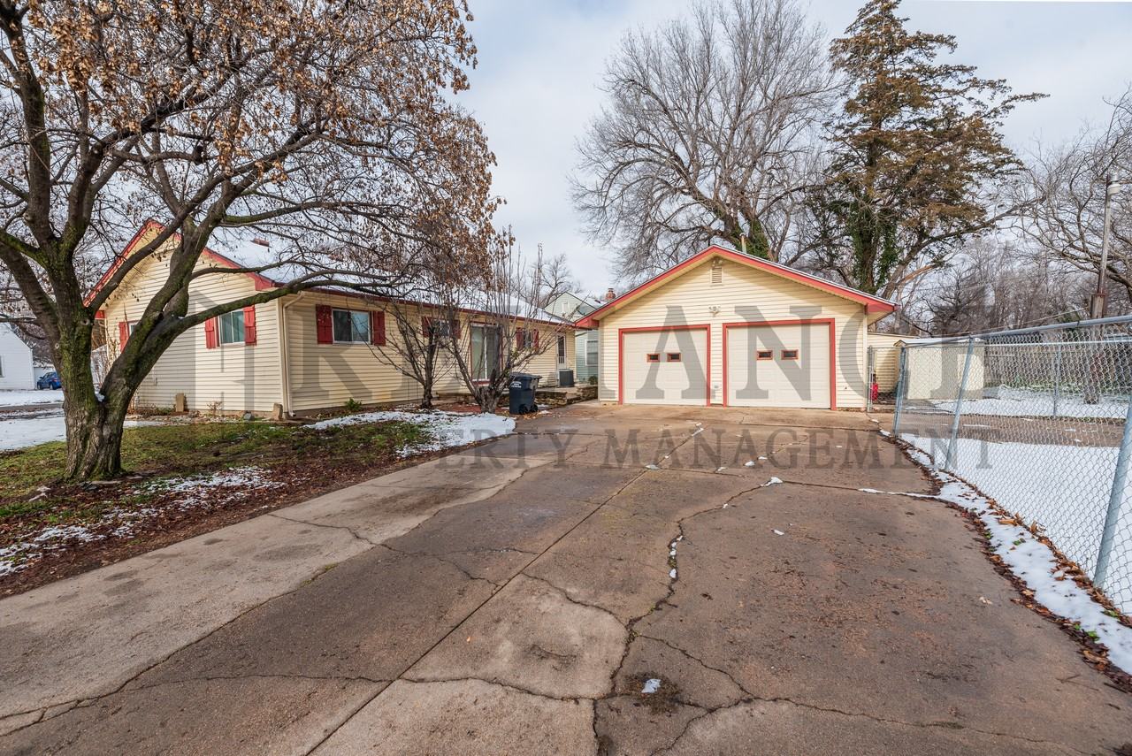 1704 N Burns St #1 - Photo 3 of 27