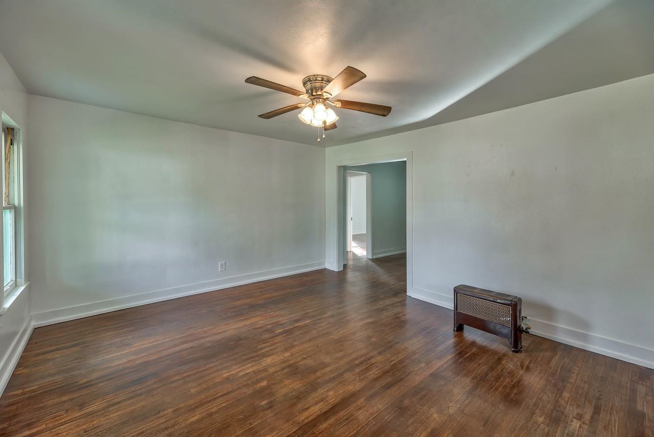 425 3rd St #1 - Photo 3 of 16