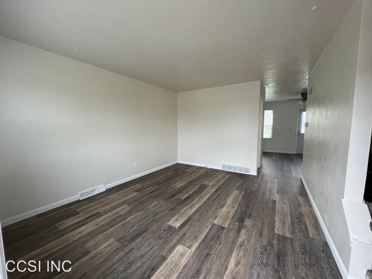 Townhouse 3 level with 2 parking spaces - Photo 2 of 31