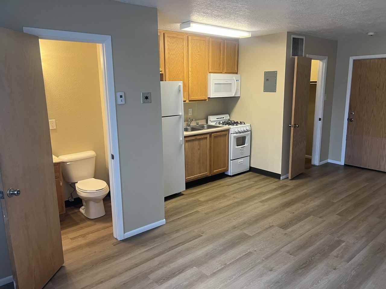 1410 Girard Blvd Ne - Photo 4 of 20