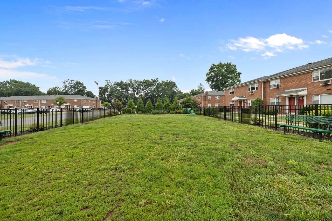 Hampton Gardens - Photo 4 of 16