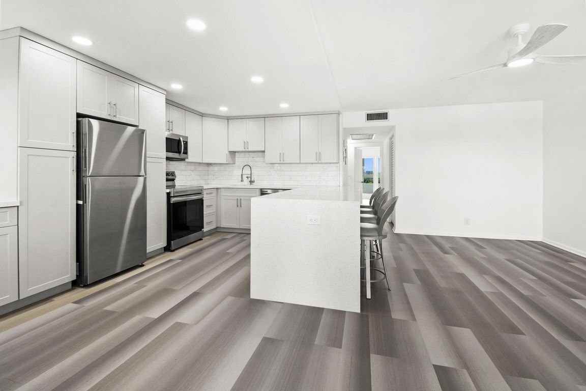4047 Lincoln C - Photo 2 of 8