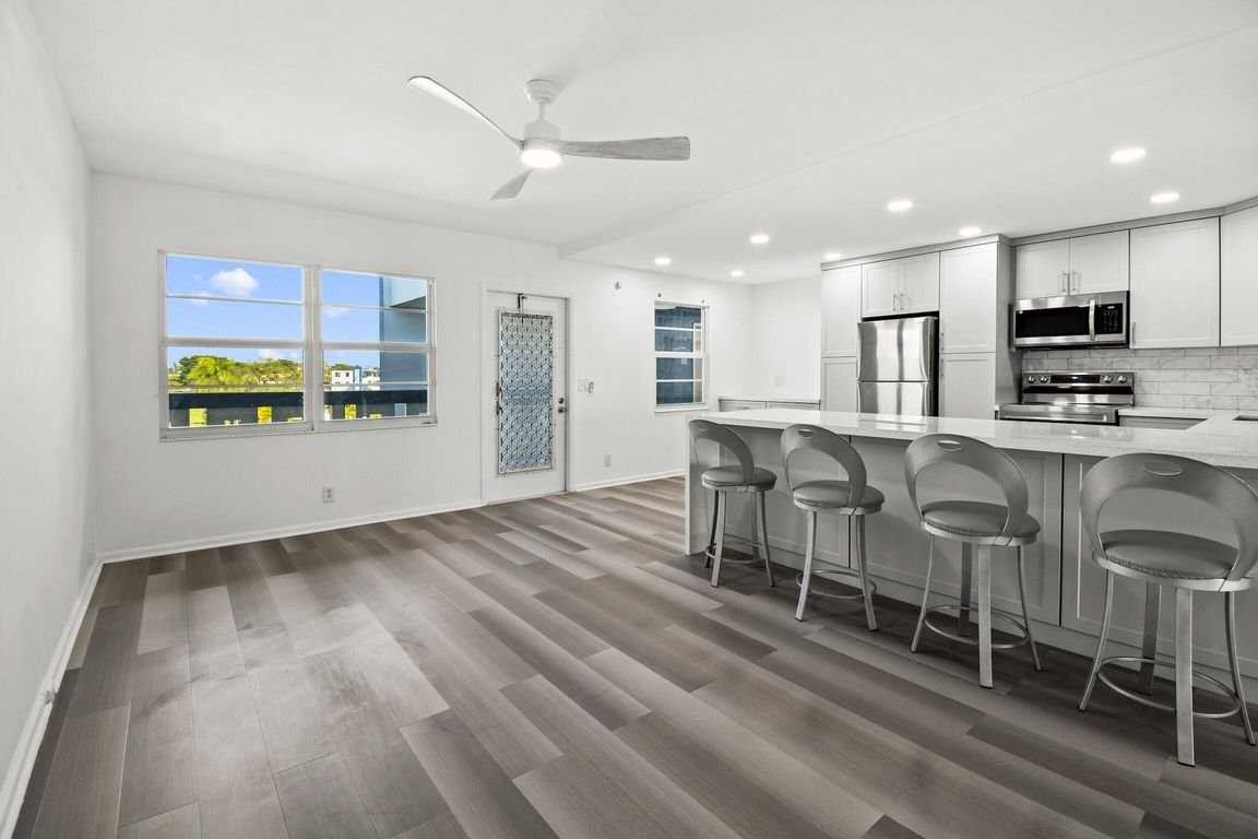 4047 Lincoln C - Photo 3 of 8