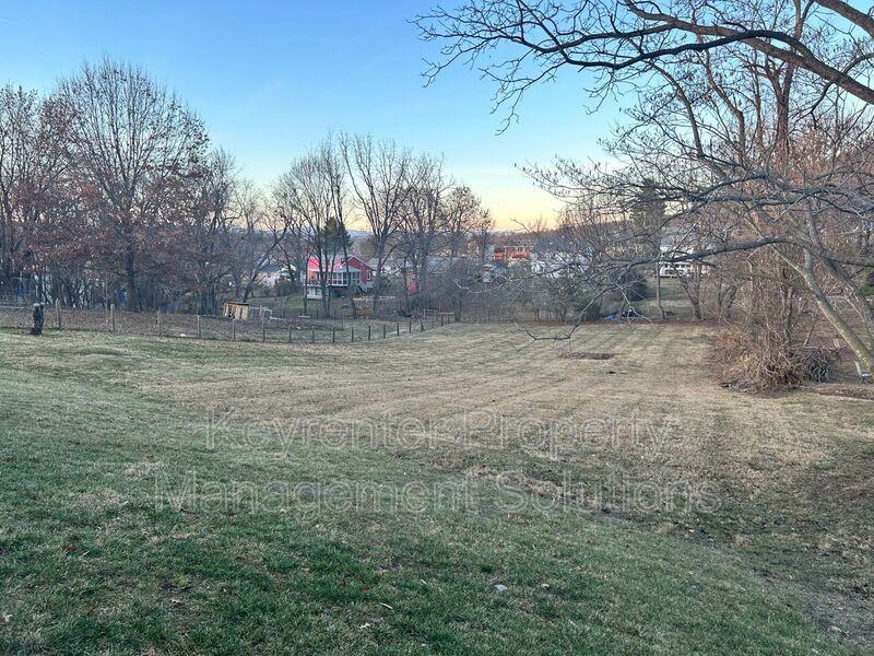 317 Sterling St #B - Photo 3 of 33
