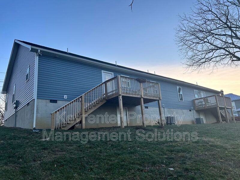 317 Sterling St #B - Photo 4 of 33