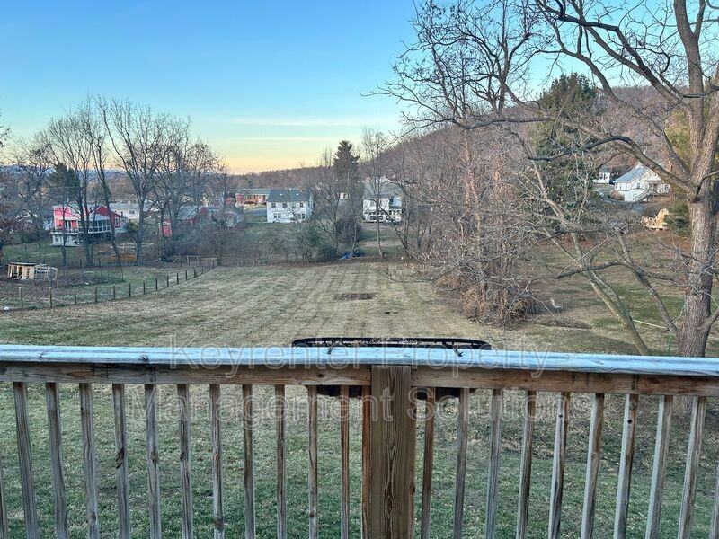317 Sterling St #B - Photo 5 of 33