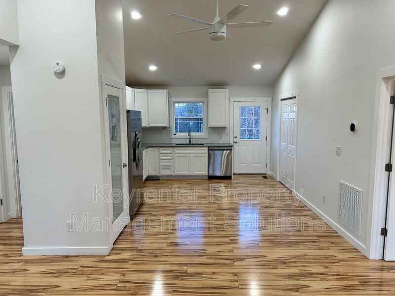 317 Sterling St #B - Photo 6 of 33