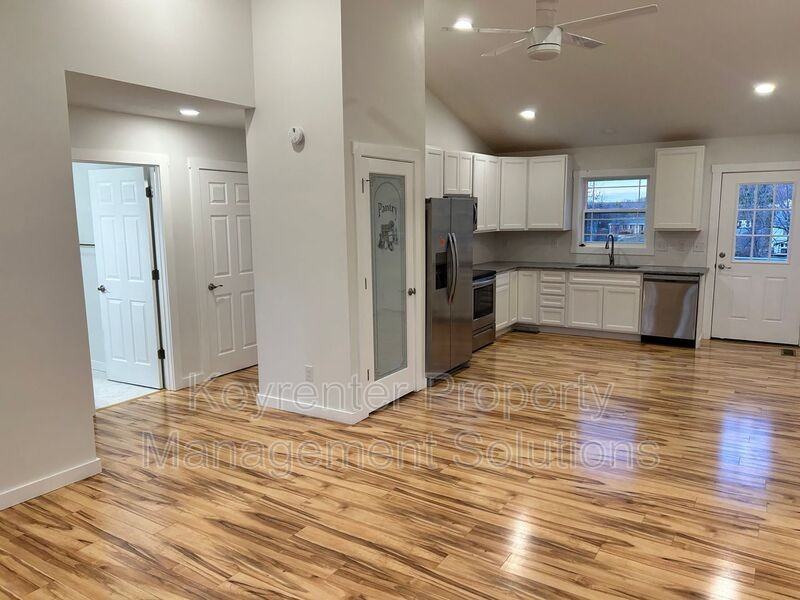 317 Sterling St #B - Photo 7 of 33