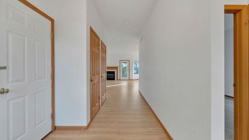 7275 Winterbek Ave - Photo 3 of 33