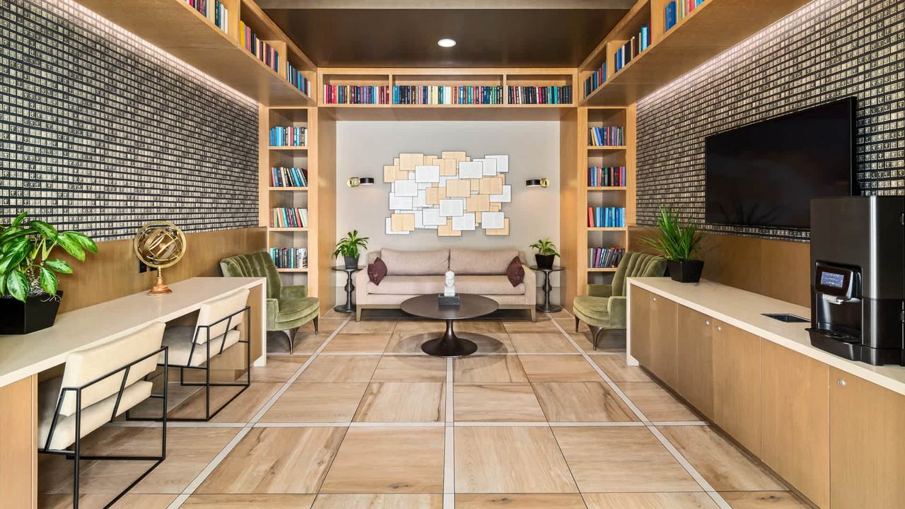 Huxley - Photo 4 of 33