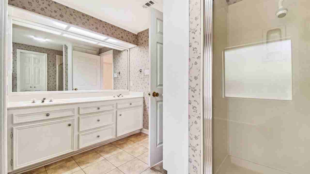 610 Summerglen Dr - Photo 3 of 16