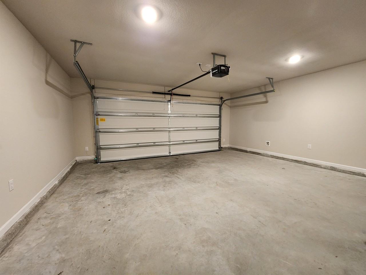 1034 Enclave Cir - Photo 3 of 18