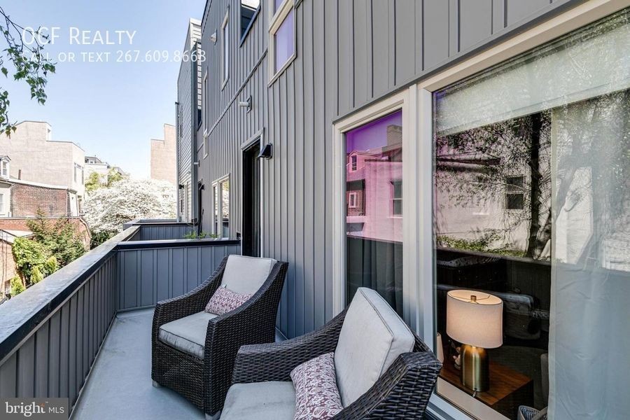 938 N Leithgow St - Photo 3 of 35