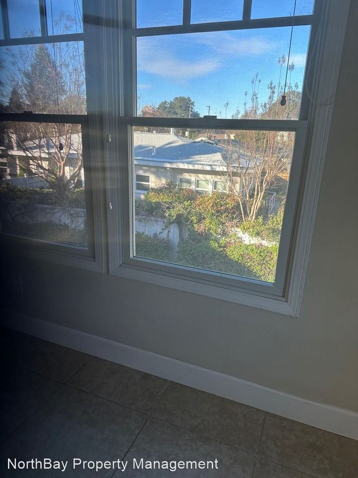 Nice 1 Bedroom Downtown Santa Rosa - - Photo 3 of 10