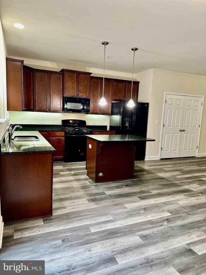 712 Pin Oak Ct - Photo 2 of 16