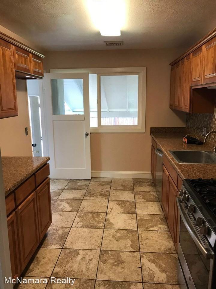 3110 Oak Street - Photo 3 of 15