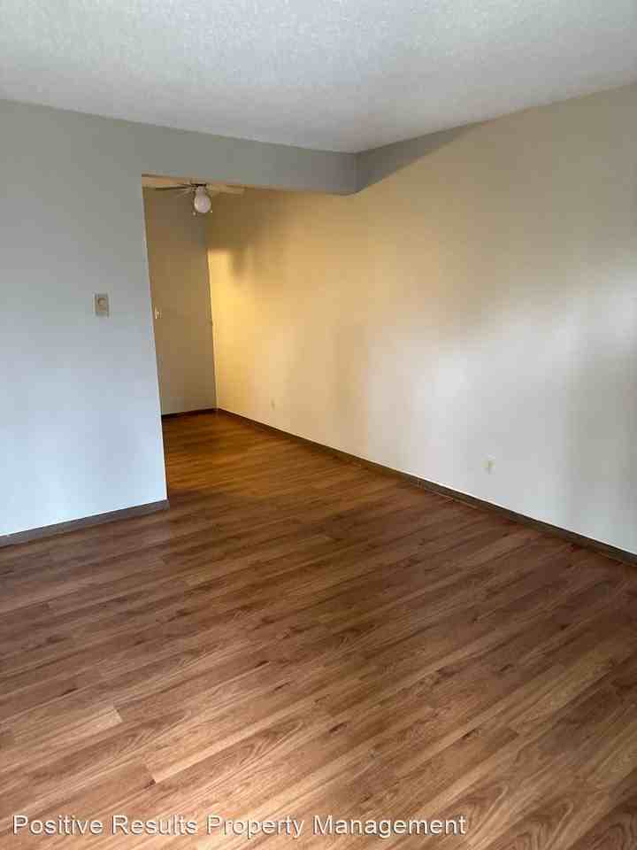 110 W. Lakeland - Photo 2 of 2