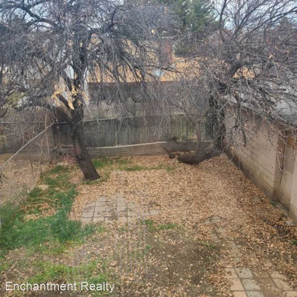 806 W Kelly St - Photo 2 of 6