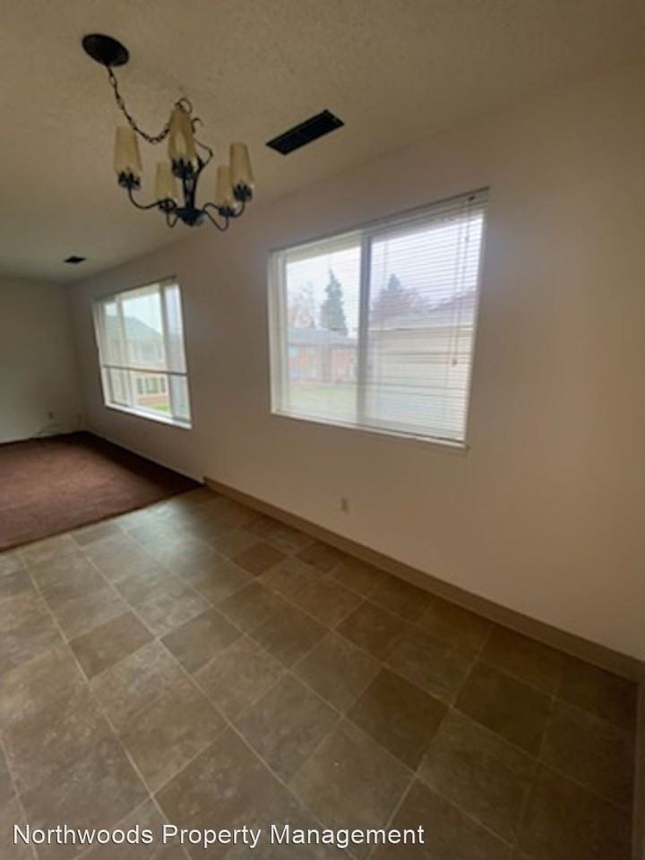 235 Gateway Blvd #D - Photo 2 of 12