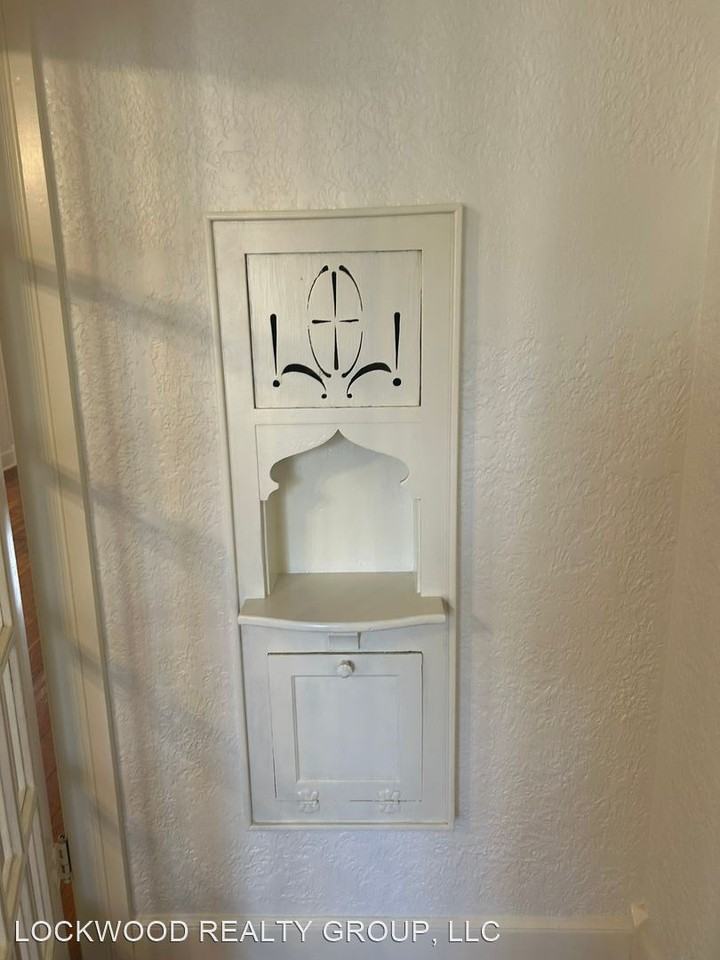 1037 W Magnolia Ave - Photo 2 of 13