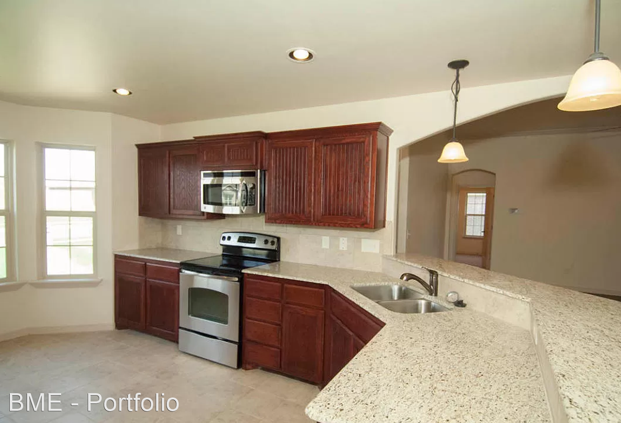 7903 Knoxville Dr - Photo 3 of 15