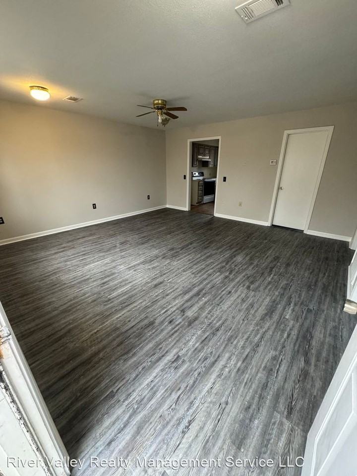 179 Riverland Dr - Photo 2 of 10