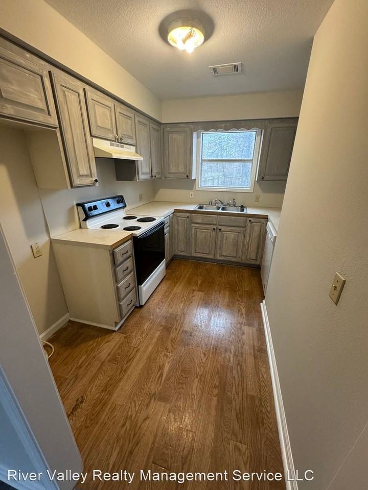 179 Riverland Dr - Photo 3 of 10