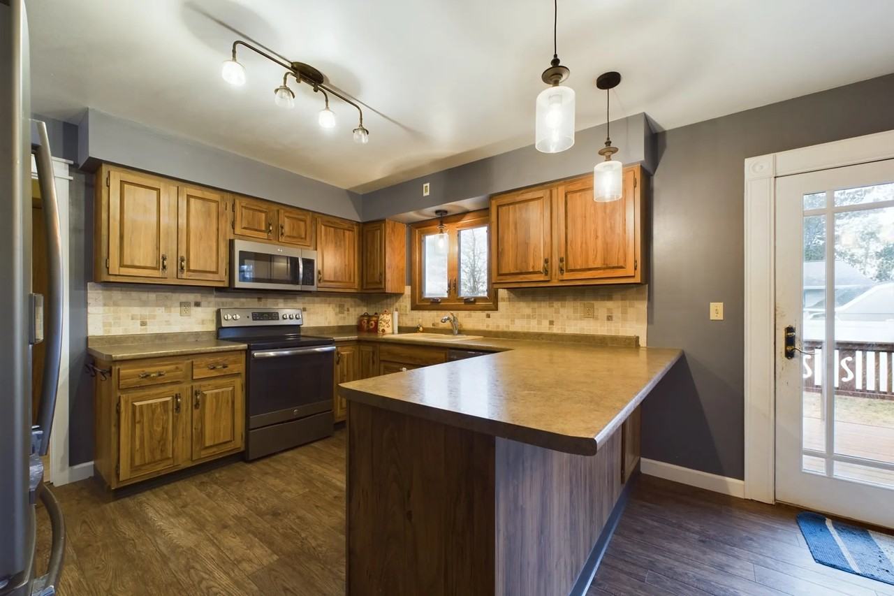 1215 Pineview Dr - Photo 3 of 19