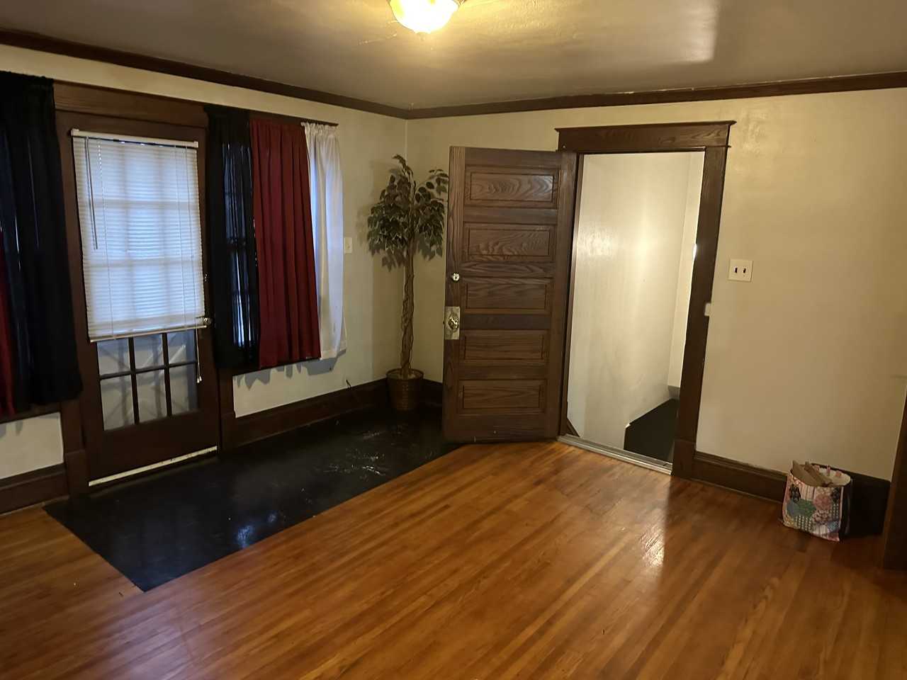 1835 Niagara Ave - Photo 2 of 7