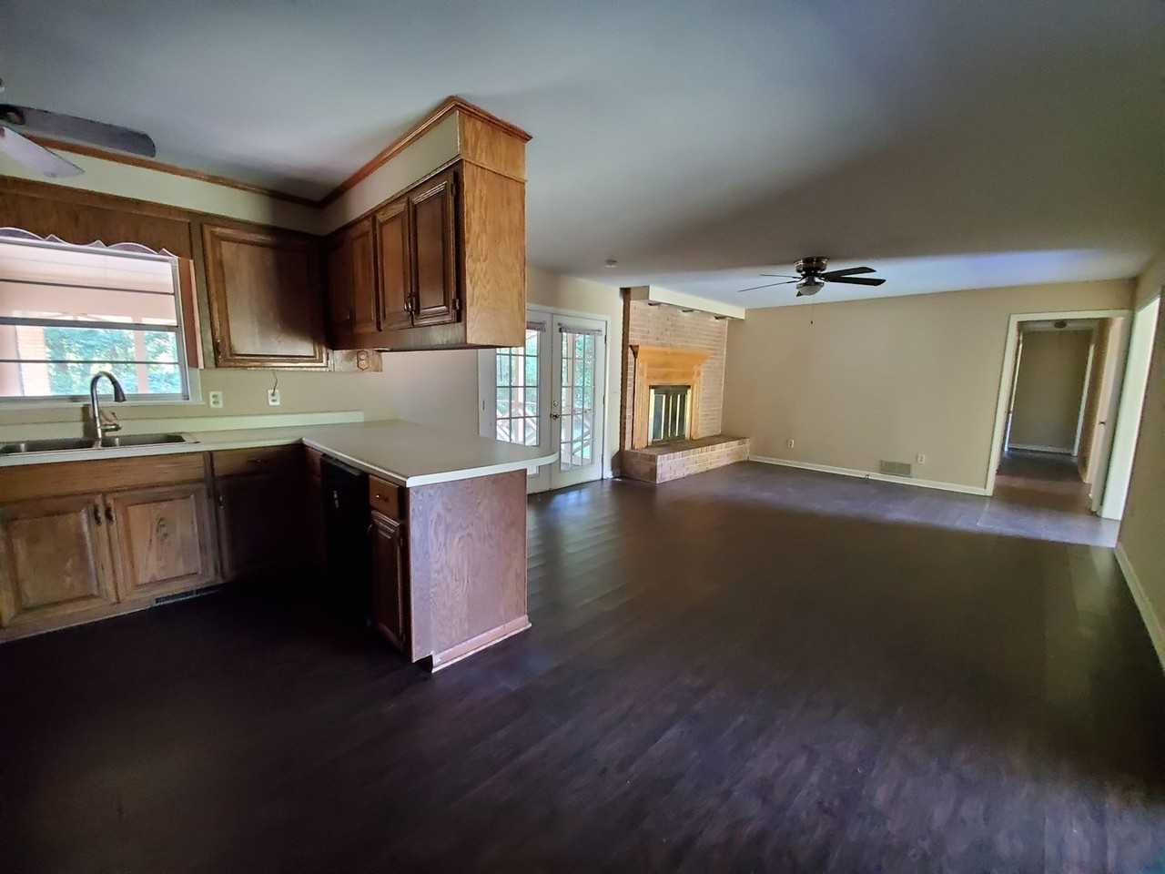 103 N Jackson Rd - Photo 2 of 5