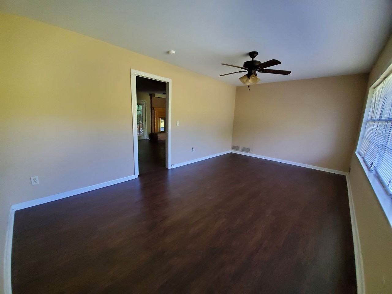 103 N Jackson Rd - Photo 3 of 5