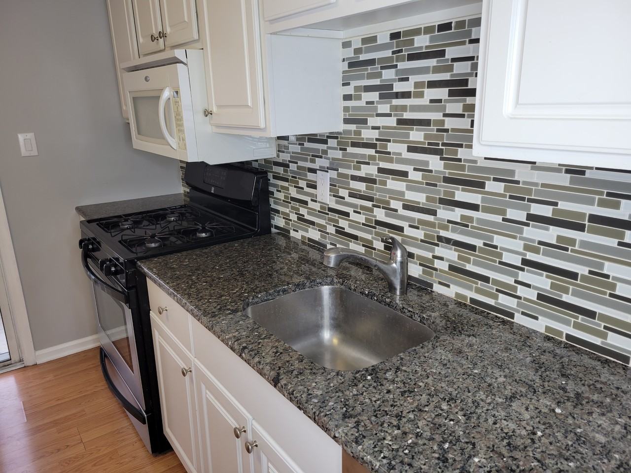 2904 Saxony Dr - Photo 2 of 31