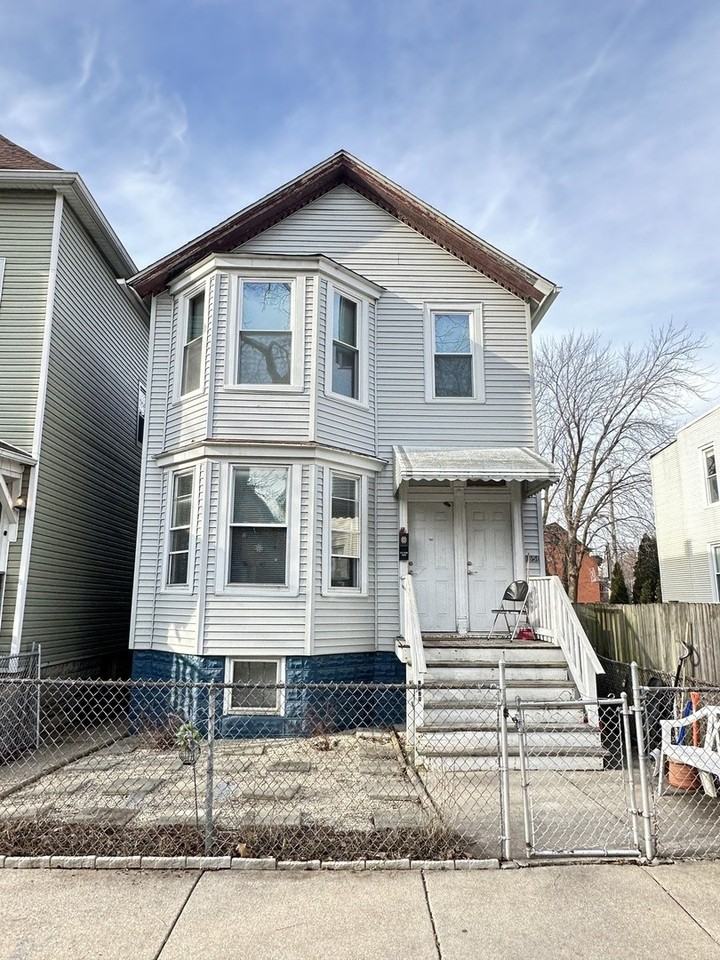 N Richmond St 2, Chicago, IL 60647 2 Bedroom House for 2,000/month
