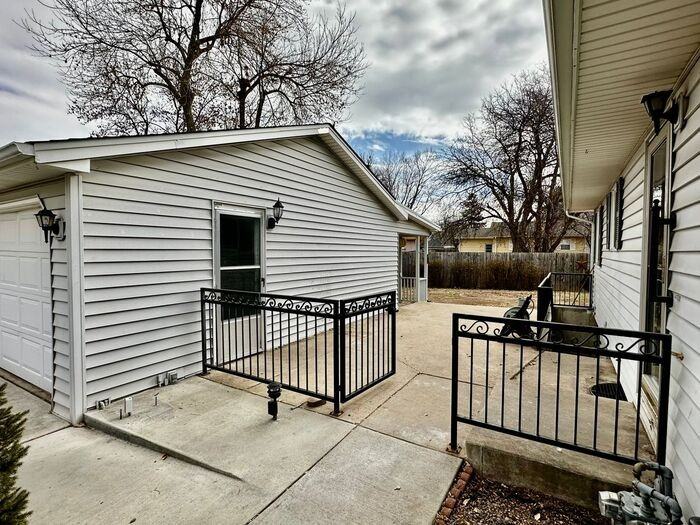 2812 Harvard St - Photo 2 of 23