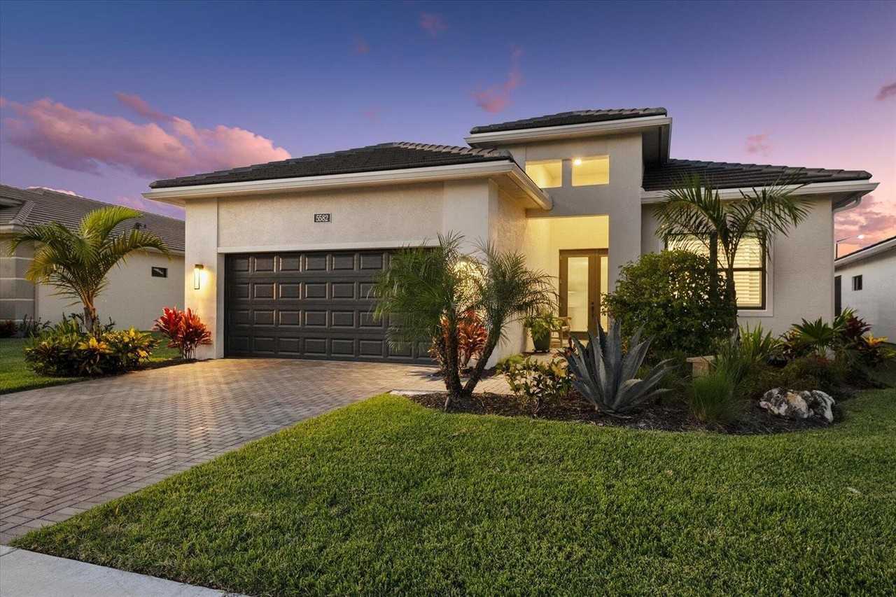 5582 Saint Armands Way - Photo 2 of 8