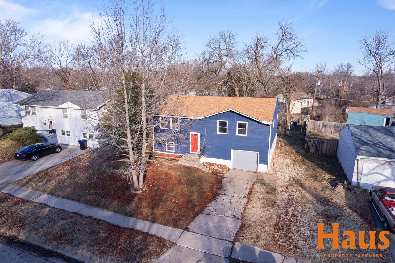 1242 Se 35th Ter #1 - Photo 3 of 25