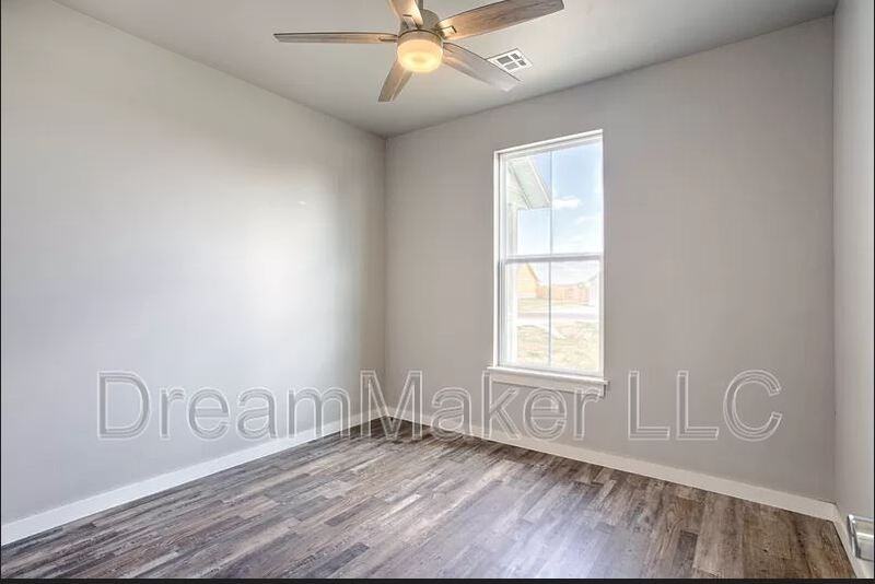 3135 Se 34th St - Photo 2 of 10