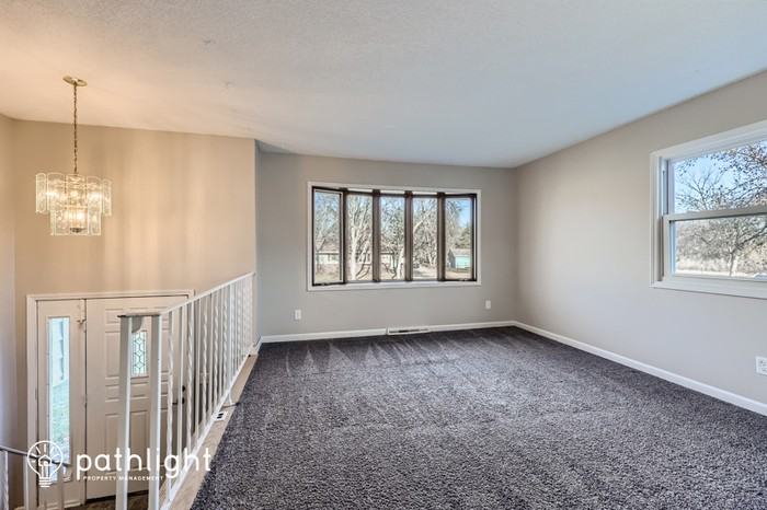 920 Oakview Ln - Photo 2 of 20